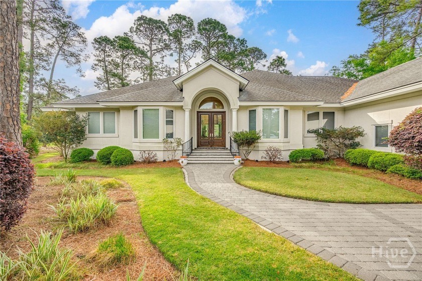 Nestled in a quiet cul-de-sac in desirable Oakridge, this - photo 2