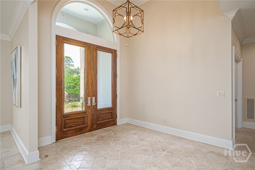 Nestled in a quiet cul-de-sac in desirable Oakridge, this - photo 3