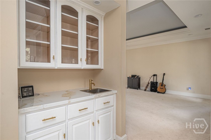 Nestled in a quiet cul-de-sac in desirable Oakridge, this - photo 7