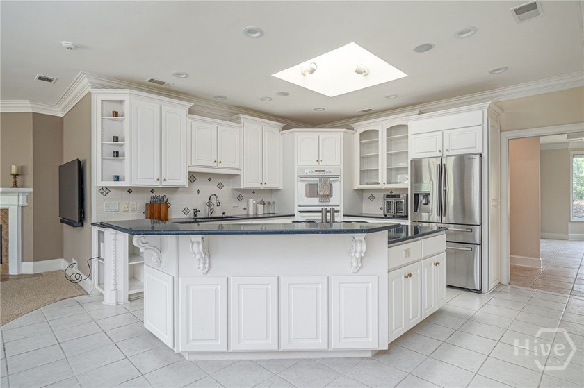 Nestled in a quiet cul-de-sac in desirable Oakridge, this - photo 9