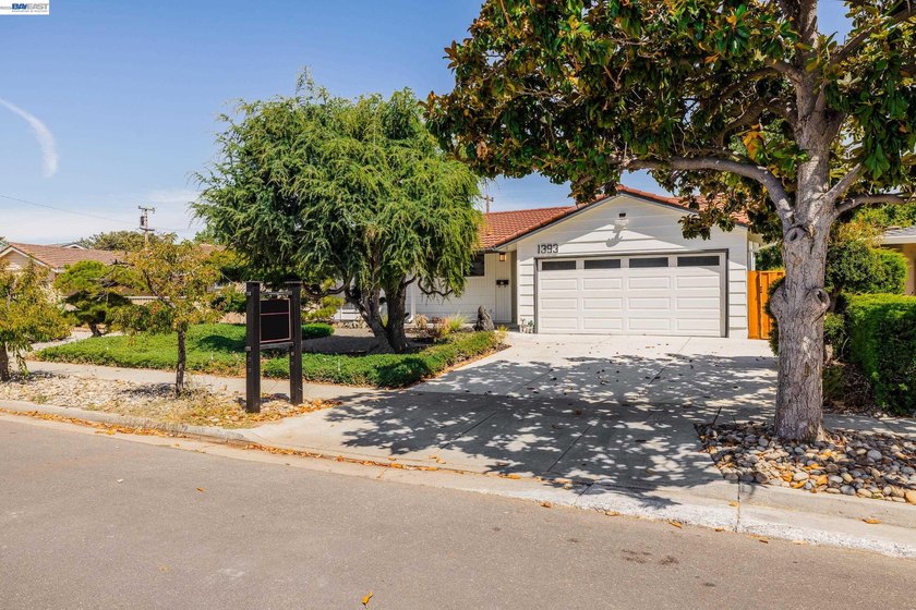 Exceptional single-story Cambrian home offering 4 bedrooms, 2 - photo 3