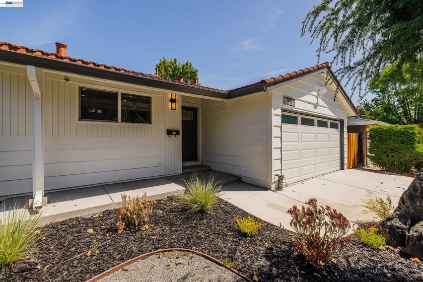 Exceptional single-story Cambrian home offering 4 bedrooms, 2 - photo 4