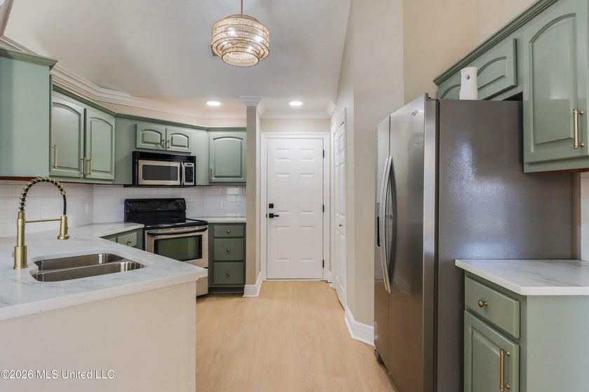 Newly updated, move in ready 4-bedroom home on a cul-de-sac - photo 8