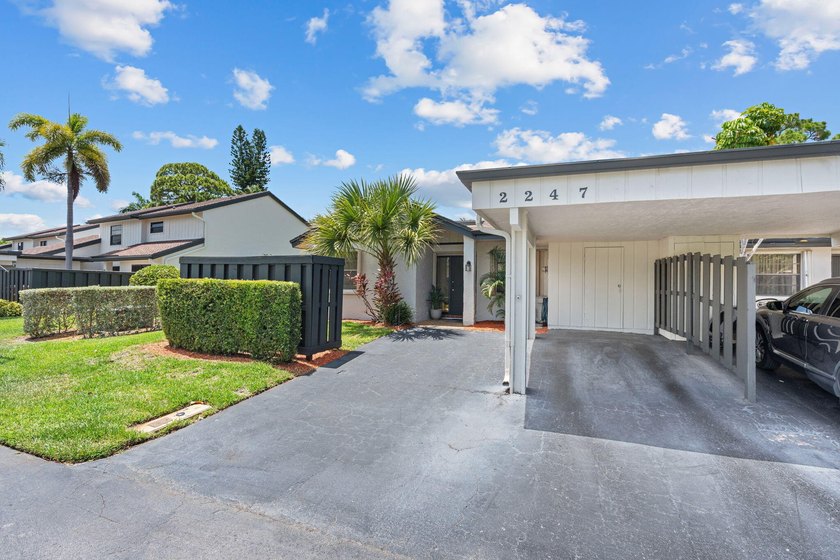 Welcome home to this spacious 3-bed, 2-bath corner Villa in a - photo 2