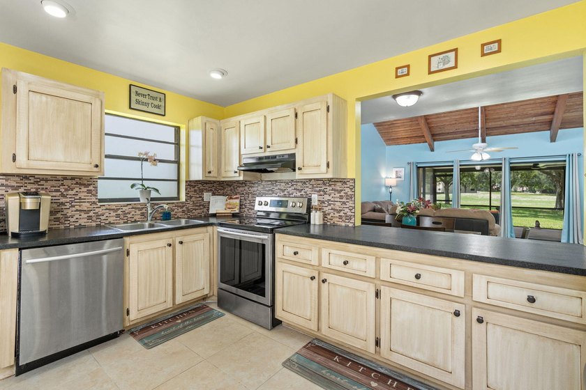 Welcome home to this spacious 3-bed, 2-bath corner Villa in a - photo 8