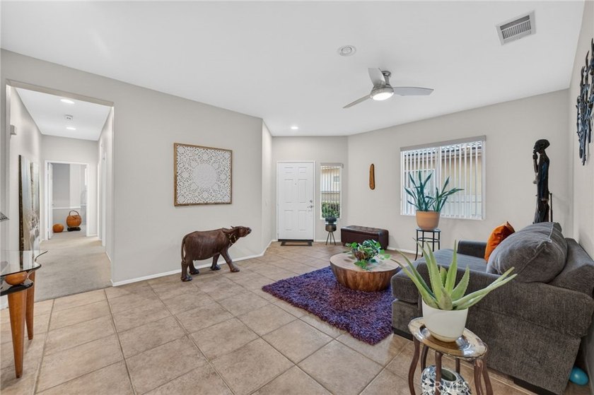 Stunning and tastefully upgraded, this beautiful 3 bedroom, 2 - photo 6