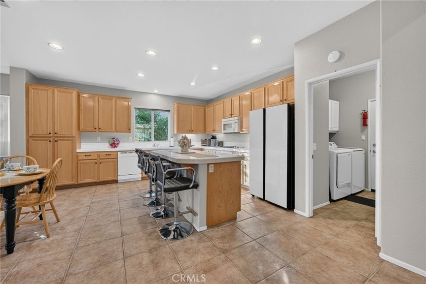 Stunning and tastefully upgraded, this beautiful 3 bedroom, 2 - photo 7