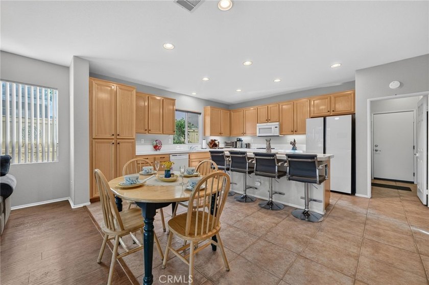 Stunning and tastefully upgraded, this beautiful 3 bedroom, 2 - photo 10
