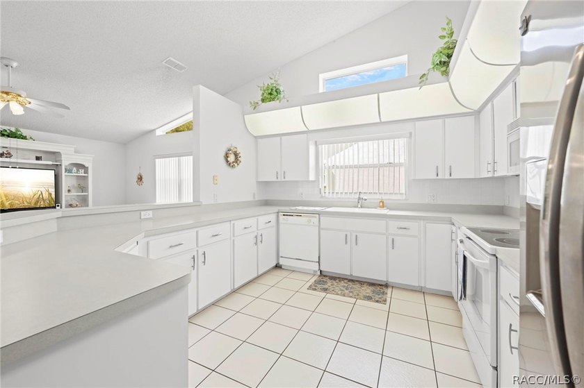 Priced to Sell! Move-in ready 3BR/2BA/2-car garage home in a - photo 18