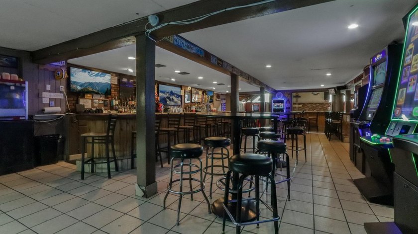 Iconic Wisconsin Sports Bar/Dance club located in the heart of - photo 10