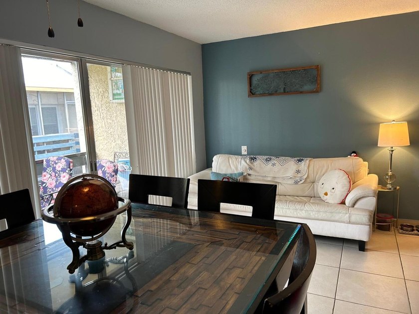 Welcome to this spacious 2 bedroom, 1 bath unit with relaxing - photo 4