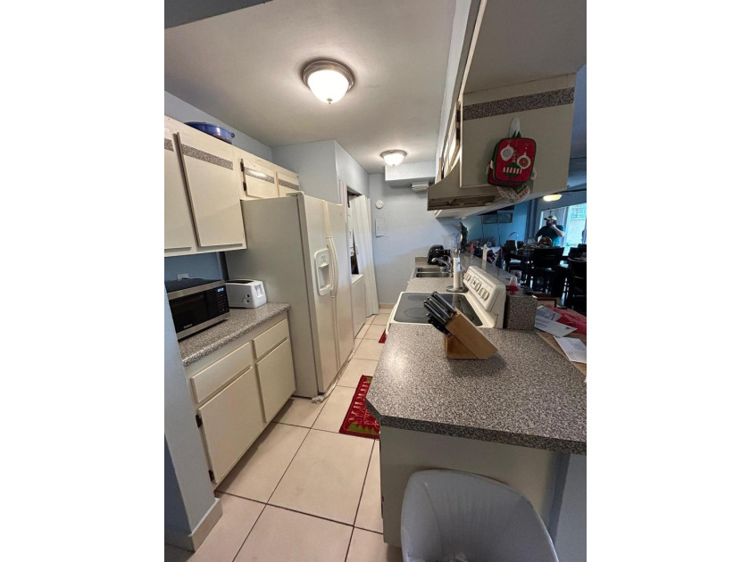 Welcome to this spacious 2 bedroom, 1 bath unit with relaxing - photo 6