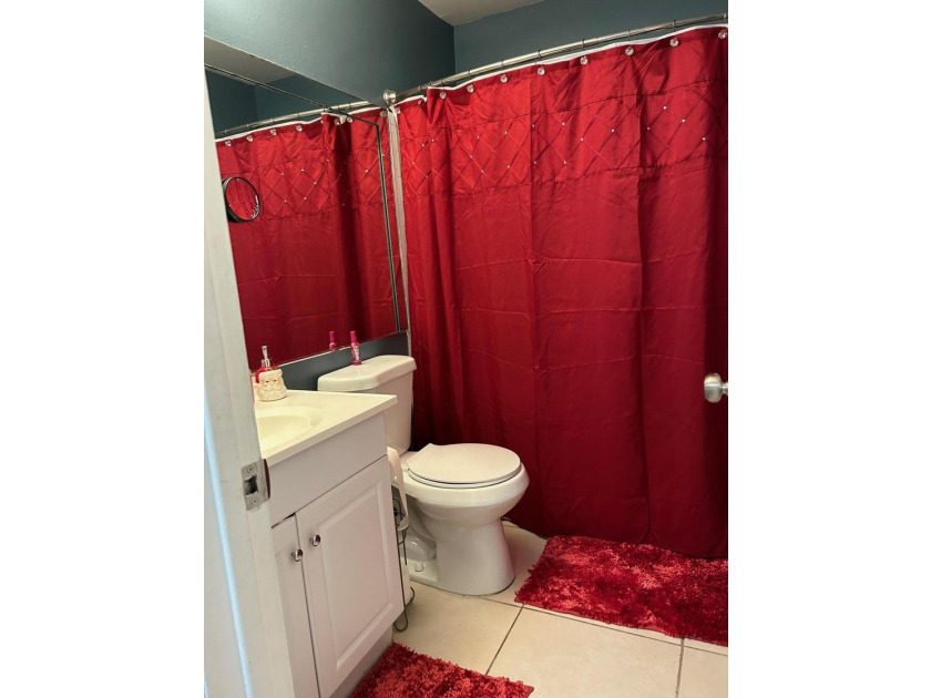Welcome to this spacious 2 bedroom, 1 bath unit with relaxing - photo 8