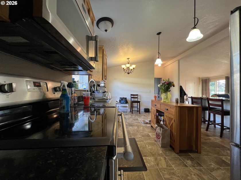 16126 Gustafson offers a warm and inviting slice of Oregon - photo 16