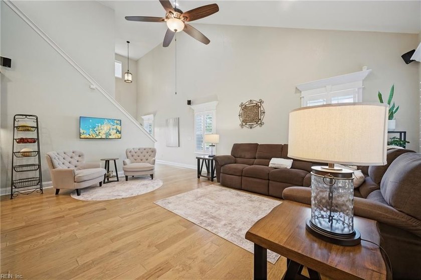 Welcome to this beautifully maintained 4-bedroom, 2.5-bath home - photo 3