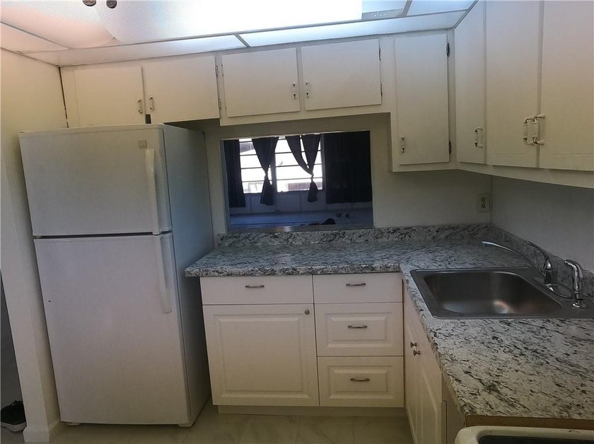 Handyman investment opportunity. New AC, New Roof 1 Bedroom - 1 - photo 4