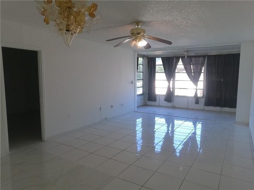 Handyman investment opportunity. New AC, New Roof 1 Bedroom - 1 - photo 5