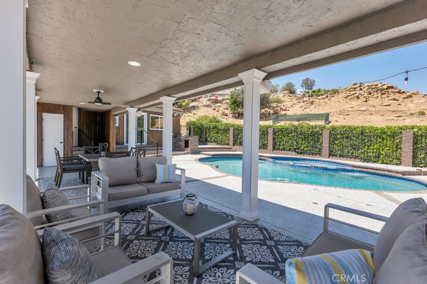 Welcome to 30 Stagecoach Road, an extraordinary estate nestled - photo 23