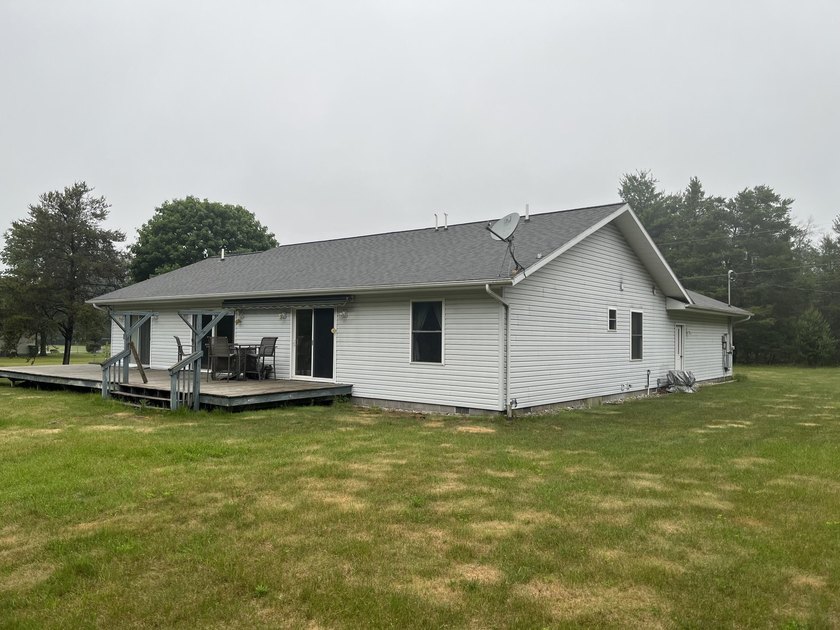 Ranch Style home on 1.5 acres, complete with 3 bedrooms, 2 baths - photo 3