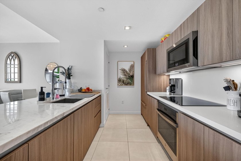 Turnkey coastal living awaits in this beautifully furnished - photo 4