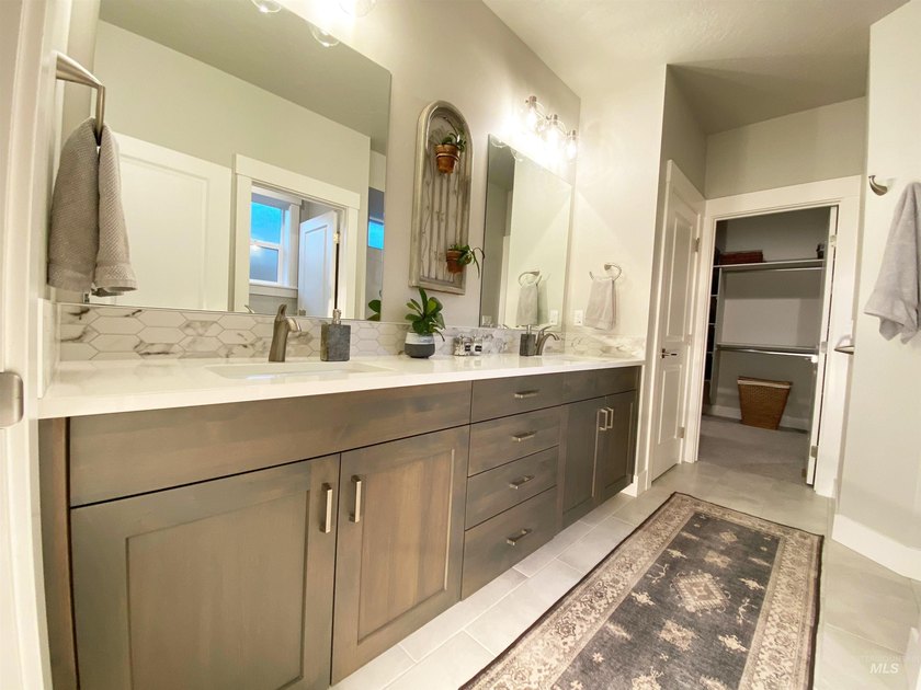 You must see this turnkey, single-level modern farmhouse! The - photo 26