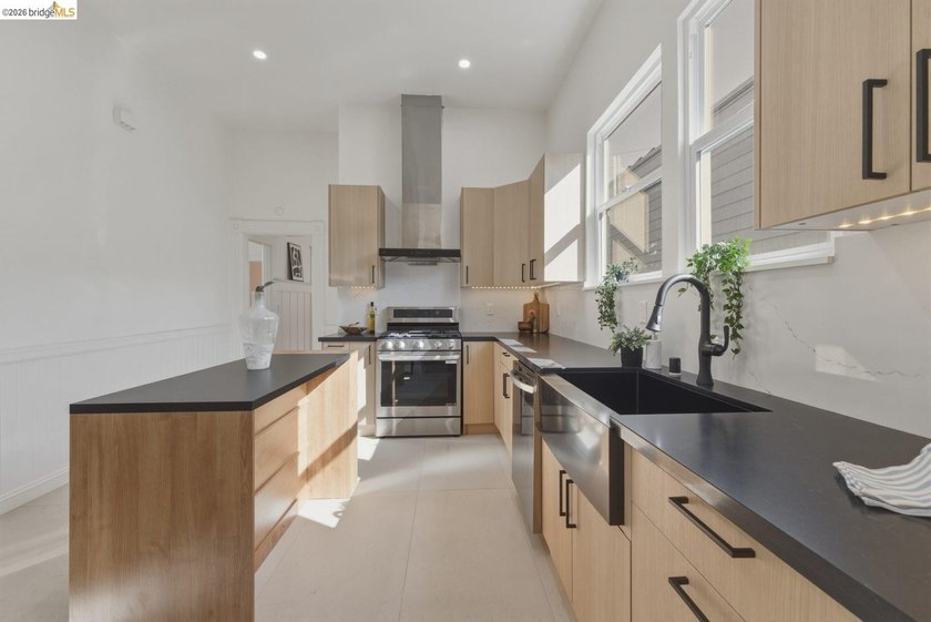 Welcome to 523 25th Street, a thoughtfully renovated Oakland - photo 9