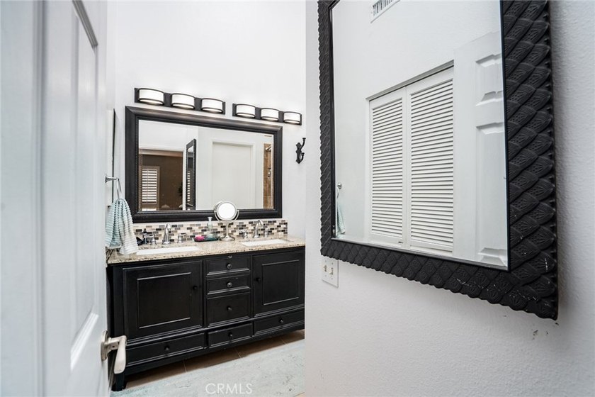 Corner, penthouse, carriage unit has a HUGE en-suite bedroom and - photo 16