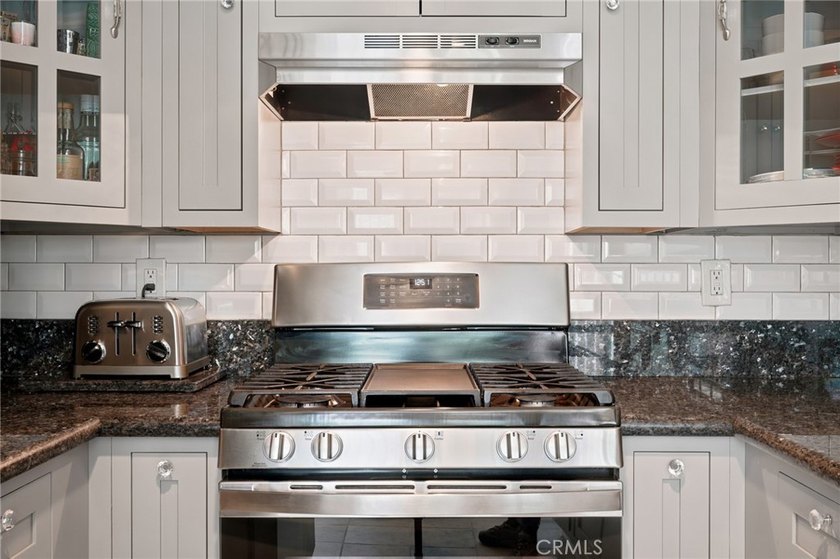 Welcome to this beautifully updated 3-bedroom, 2.5-bath home - photo 6