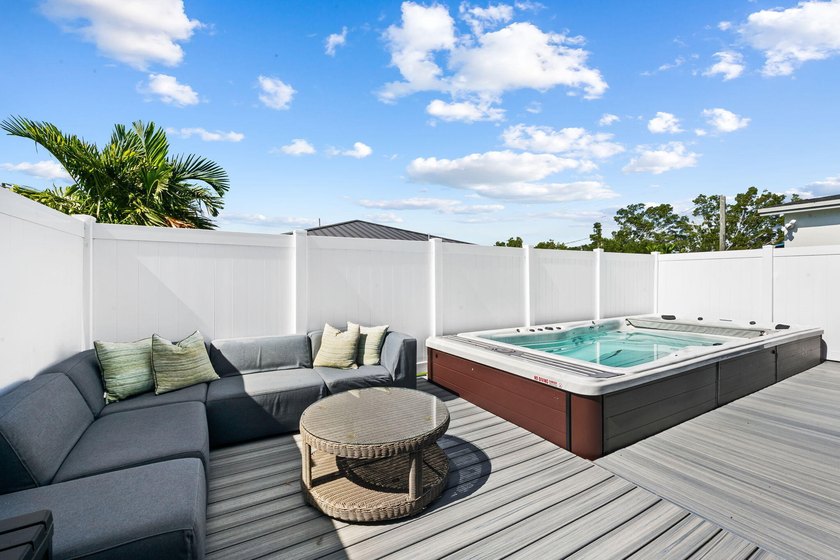 Beautifully upgraded 3-bed, 2-bath home in Oakland Park, built - photo 5