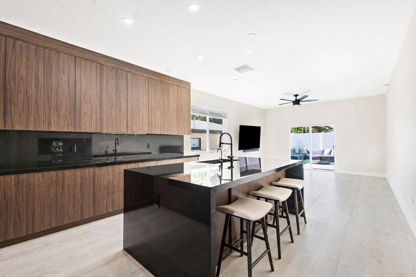 Beautifully upgraded 3-bed, 2-bath home in Oakland Park, built - photo 8