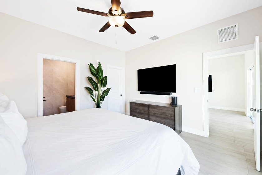 Beautifully upgraded 3-bed, 2-bath home in Oakland Park, built - photo 10
