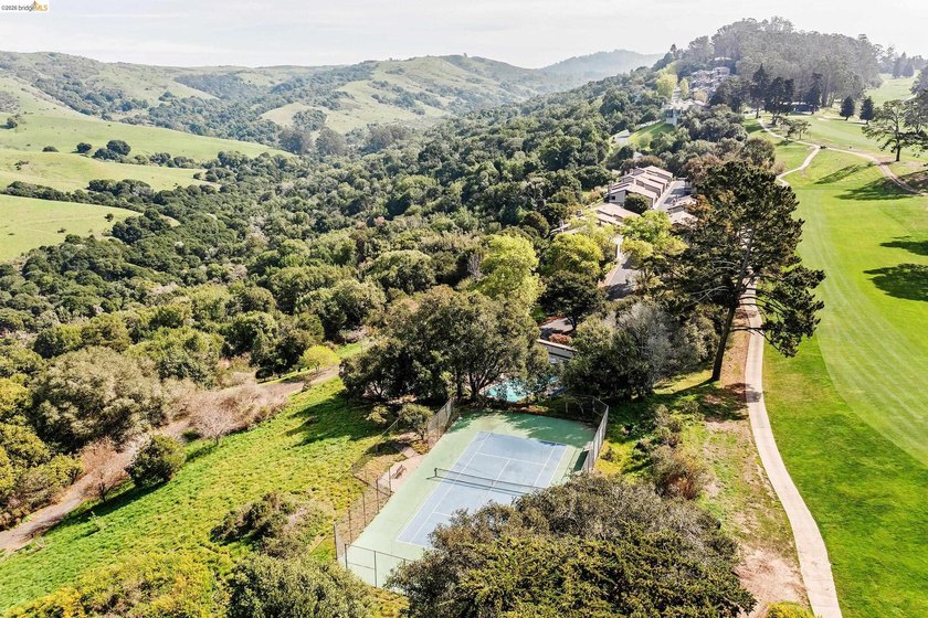 Retreat like setting surrounded by hiking trail, parks and golf - photo 2