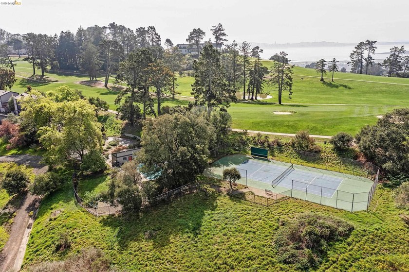 Retreat like setting surrounded by hiking trail, parks and golf - photo 3