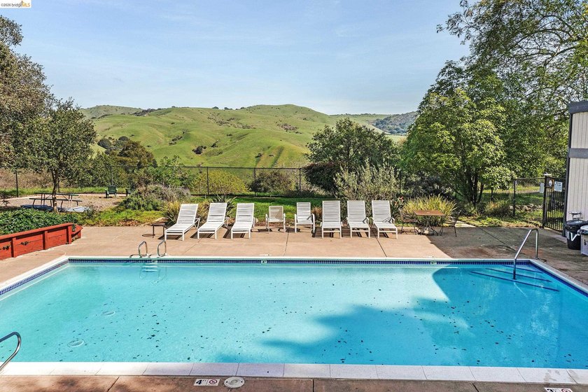 Retreat like setting surrounded by hiking trail, parks and golf - photo 4