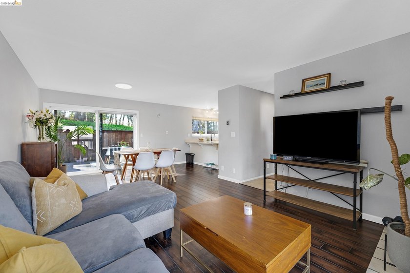 Retreat like setting surrounded by hiking trail, parks and golf - photo 10