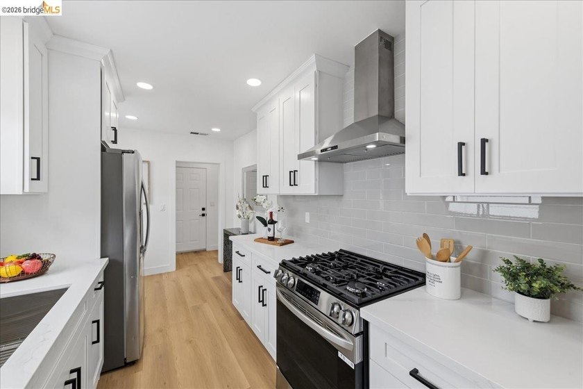 Welcome to this beautifully reimagined 3-bed, 2-bath home that - photo 10