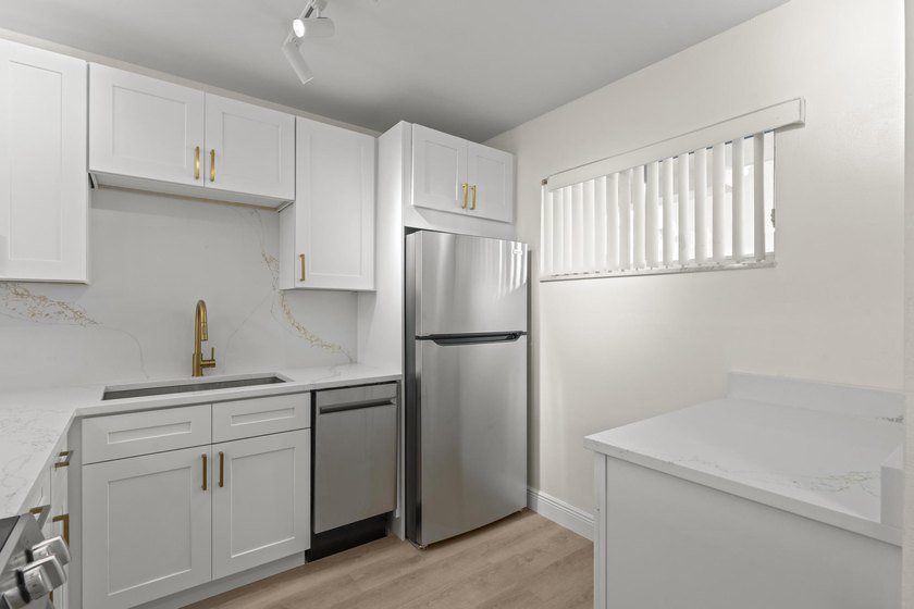 Welcome to this beautifully remodeled 2bed/1bath first floor - photo 7