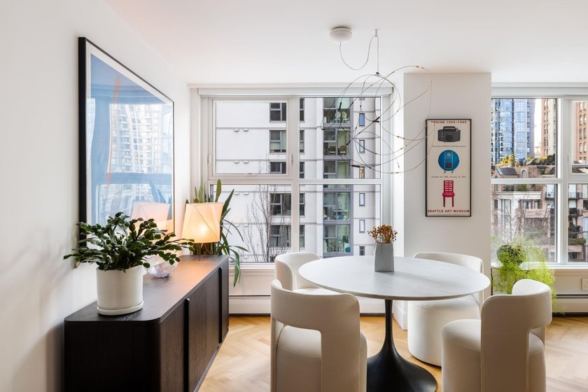 Welcome to this exquisitely renovated 2 bed, 2 bath residence in - photo 4