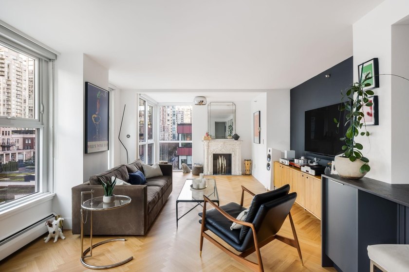 Welcome to this exquisitely renovated 2 bed, 2 bath residence in - photo 5