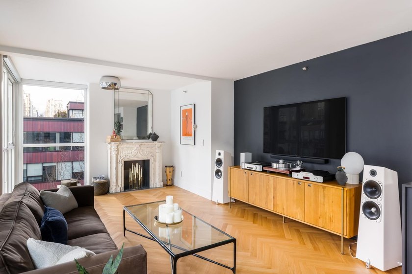Welcome to this exquisitely renovated 2 bed, 2 bath residence in - photo 7