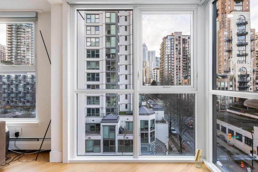 Welcome to this exquisitely renovated 2 bed, 2 bath residence in - photo 9
