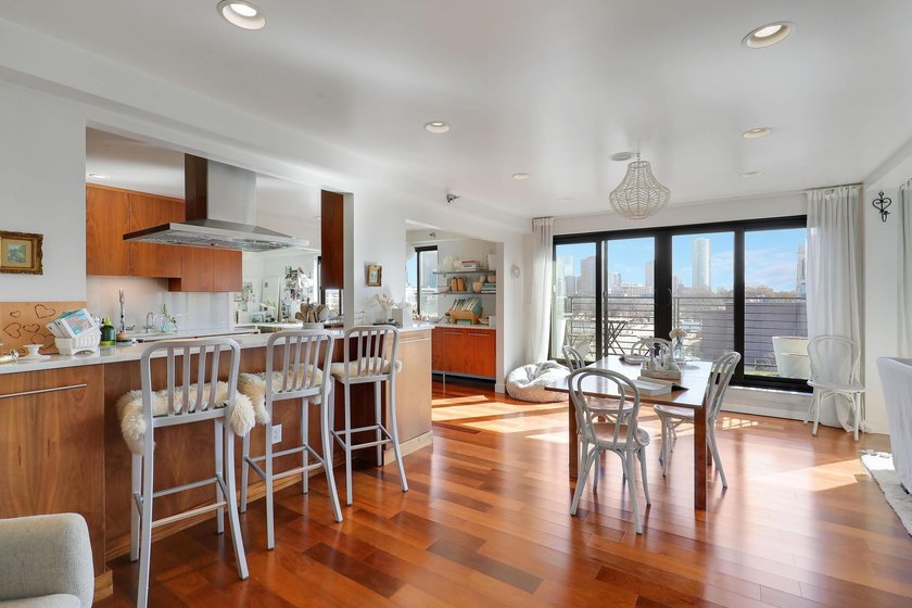 Experience elevated city living in this stunning 3 bed + den, 3 - photo 2