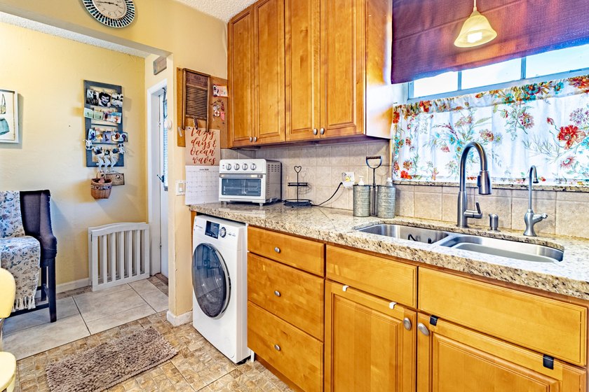 Beautifully maintained 2-bedroom, 1.5-bath condo in the - photo 3