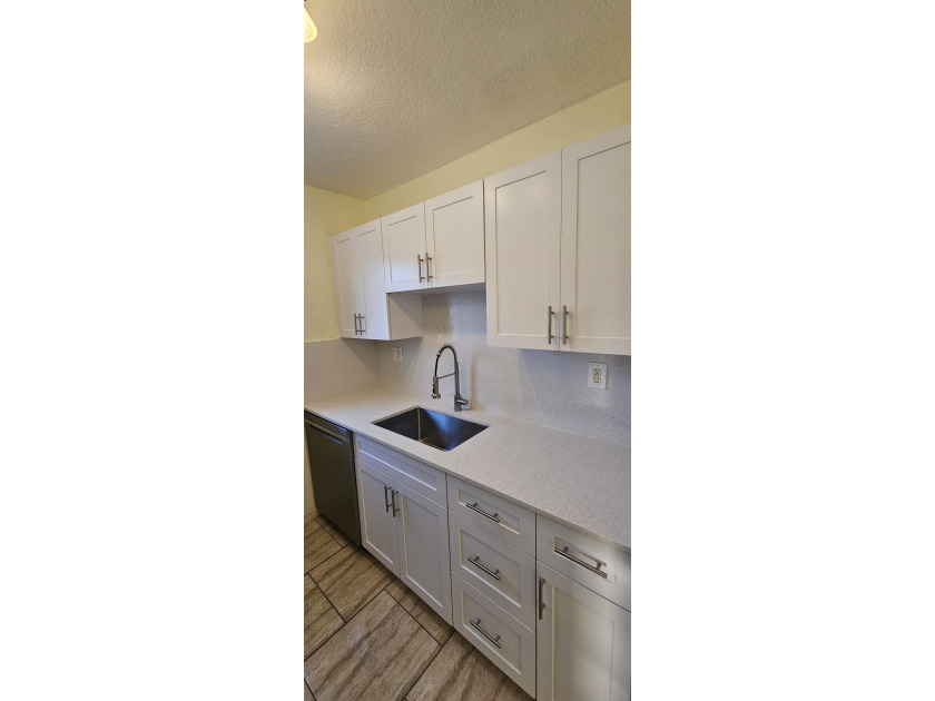 Bright Corner Unit in Golden Towers - 55+ Community. This - photo 32
