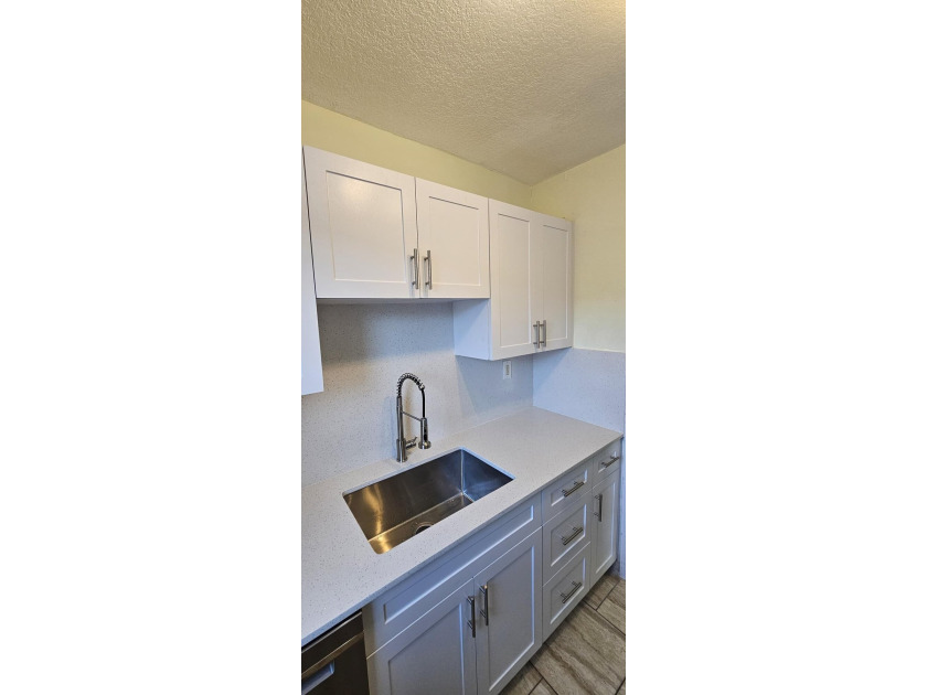 Bright Corner Unit in Golden Towers - 55+ Community. This - photo 39