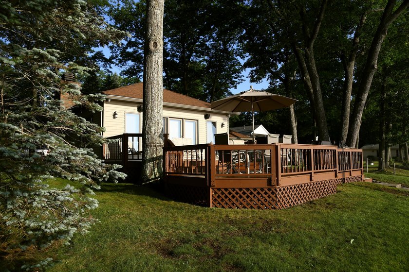 Welcome to this exceptionally well-maintained 3-bedroom, 2-bath - photo 2