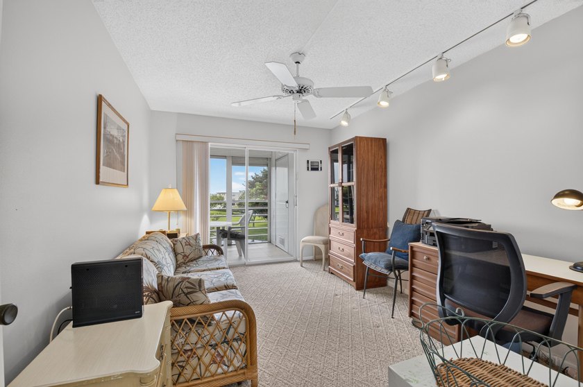 Light, bright,, and spacious 2 bedroom, 2 full bath apartment on - photo 12