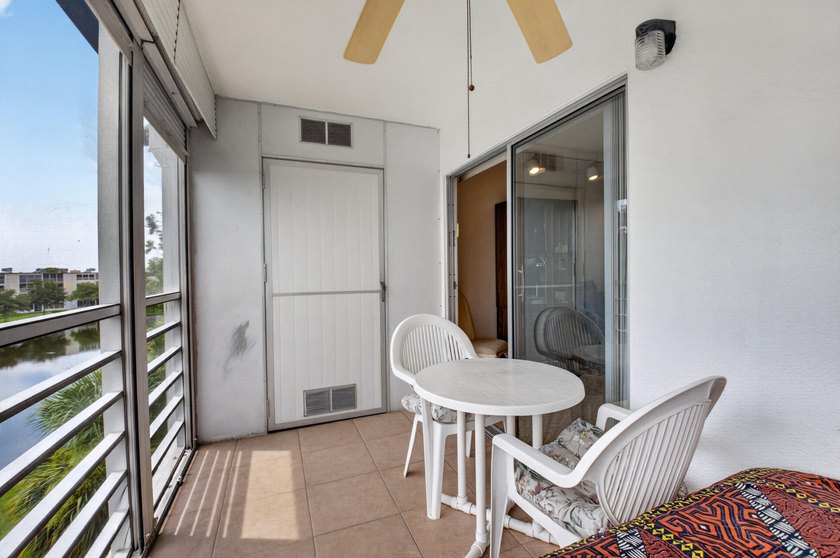 Light, bright,, and spacious 2 bedroom, 2 full bath apartment on - photo 14