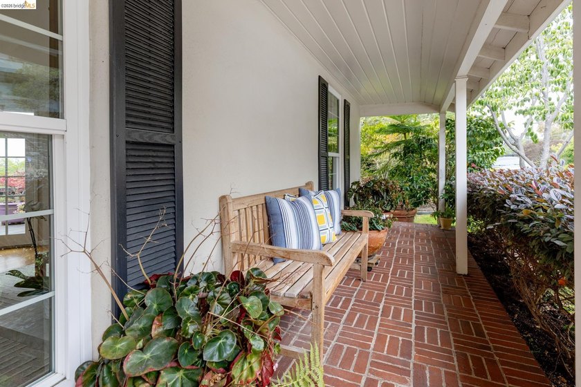 Welcome to this charming Crocker Traditional with character and - photo 2
