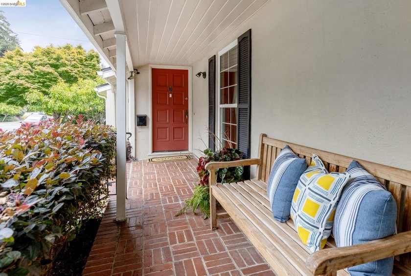 Welcome to this charming Crocker Traditional with character and - photo 3